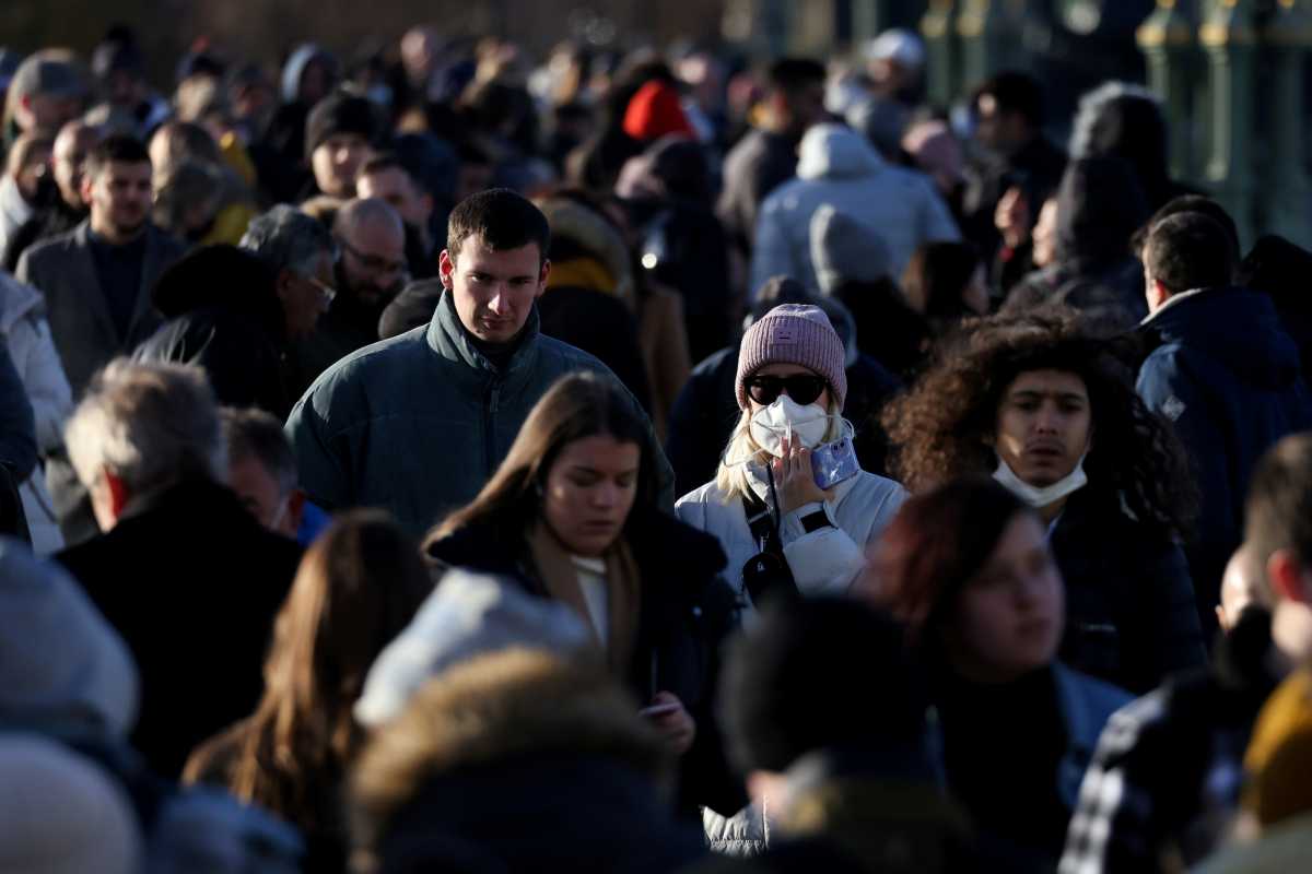 Μετάλλαξη Όμικρον: Τρίτο κρούσμα εντοπίστηκε στη Βρετανία