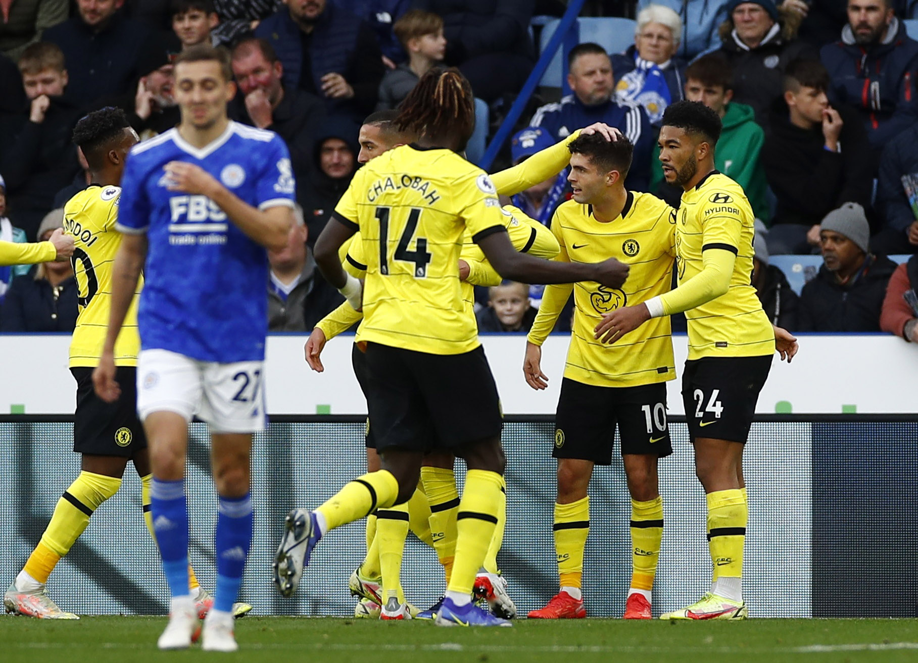 Soccer Football - Premier League - Leicester City v Chelsea - King Power Stadium, Leicester, Britain - November 20, 2021 Chelsea's Christian Pulisic celebrates scoring their third goal with teammates Action Images via Reuters