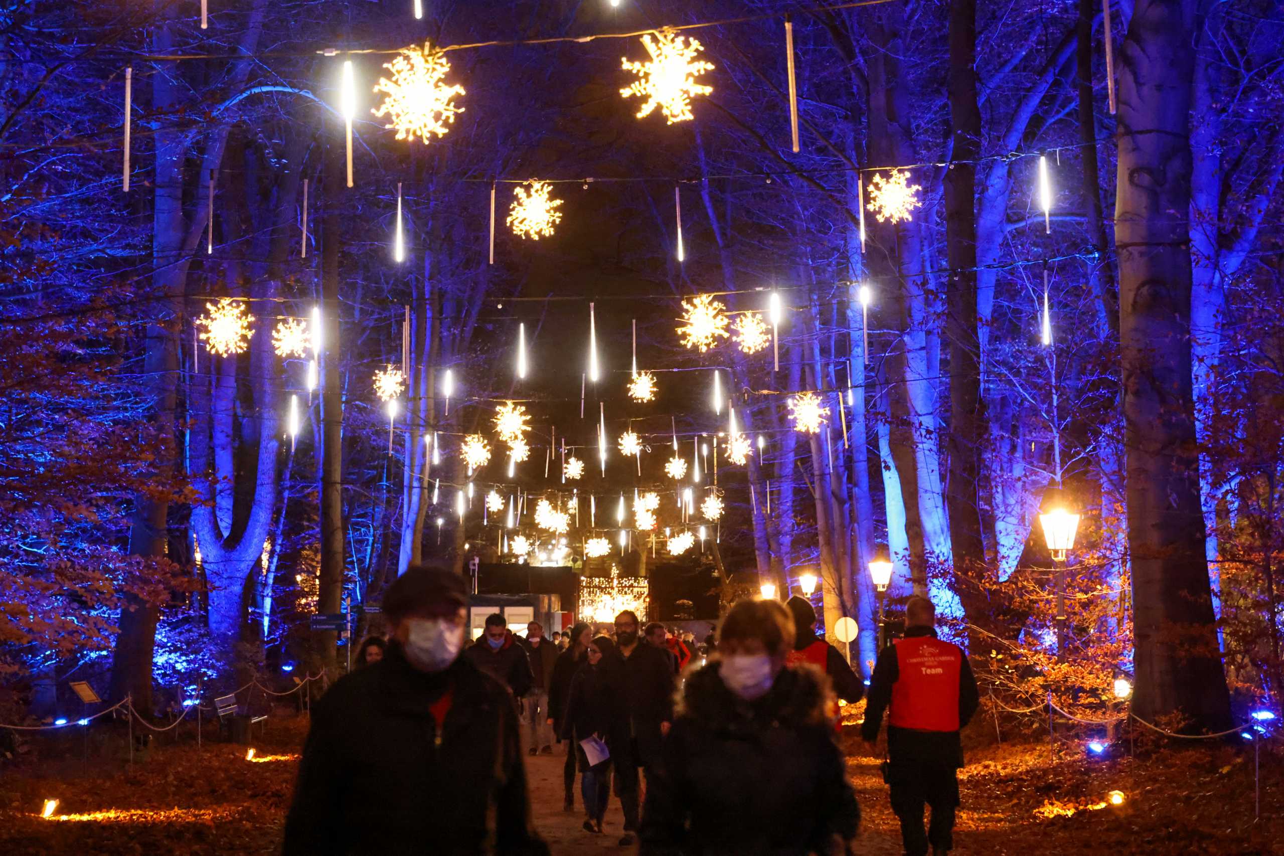 People attend the Christmas Garden event at the botanic garden, amid the coronavirus disease (COVID-19) pandemic, in Berlin, Germany, November 19, 2021. REUTERS