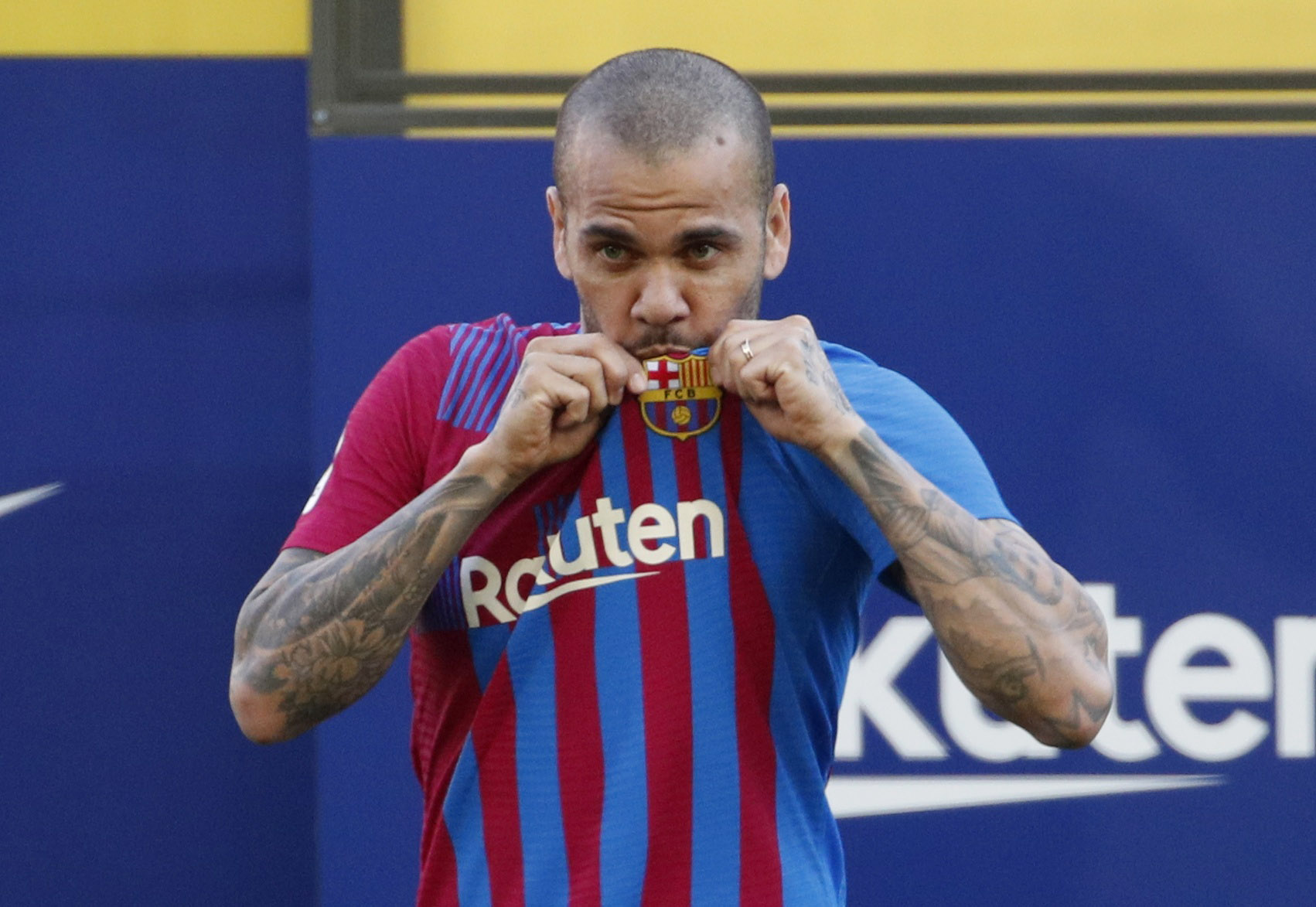 Soccer Football - FC Barcelona unveil Dani Alves - Camp Nou, Barcelona, Spain - November 17, 2021 FC Barcelona’s Dani Alves kisses the Barcelona badge on his shirt during the unveiling REUTERS