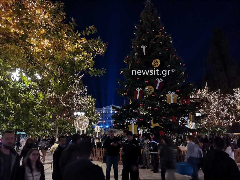 Ανάβει το χριστουγεννιάτικο δέντρο στην Αθήνα - 60.000 λαμπιόνια φωτίζουν το Σύνταγμα