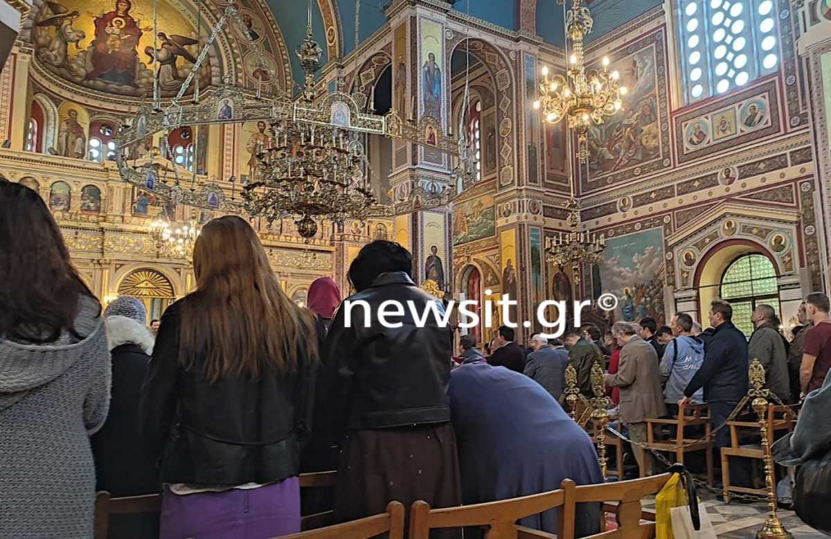 Κορονοϊός – Νέα μέτρα στις εκκλησίες: Ουρές, συνωστισμός και «αντίο» μάσκες