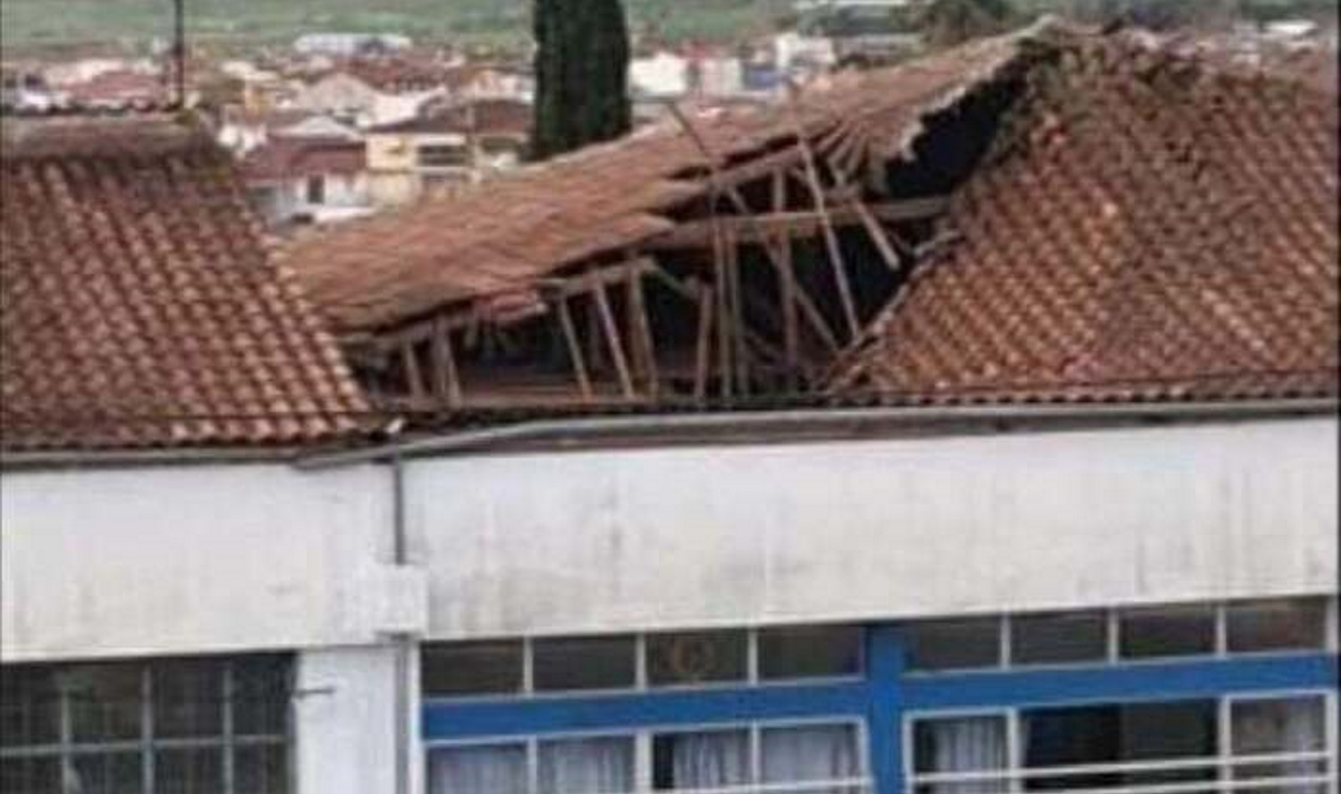 Ελασσόνα: Κατέρρευσε η οροφή σε συστεγασμένα σχολεία