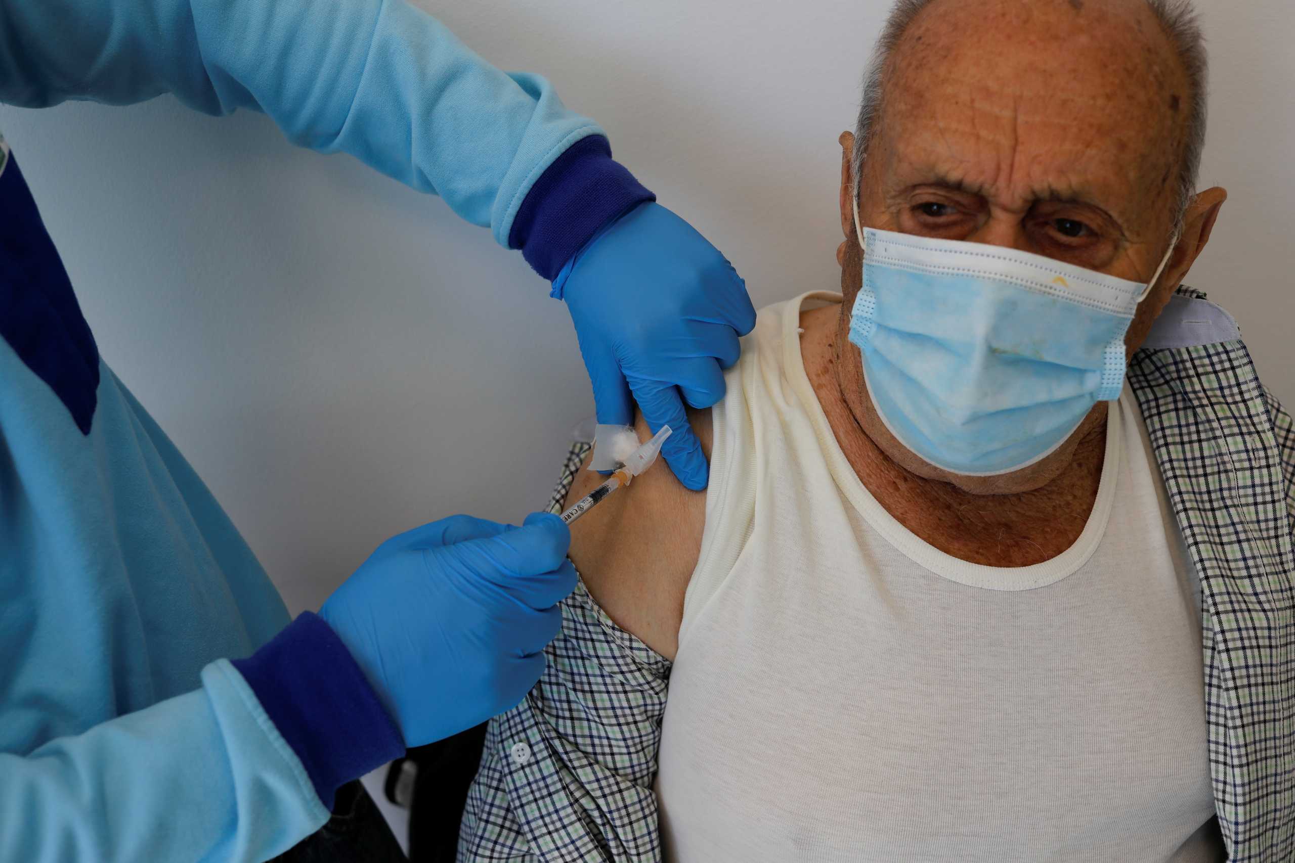Οικονόμου για υποχρεωτικό εμβολιασμό: Εξαντλήσαμε όλη την αλυσίδα πειθούς το προηγούμενο διάστημα