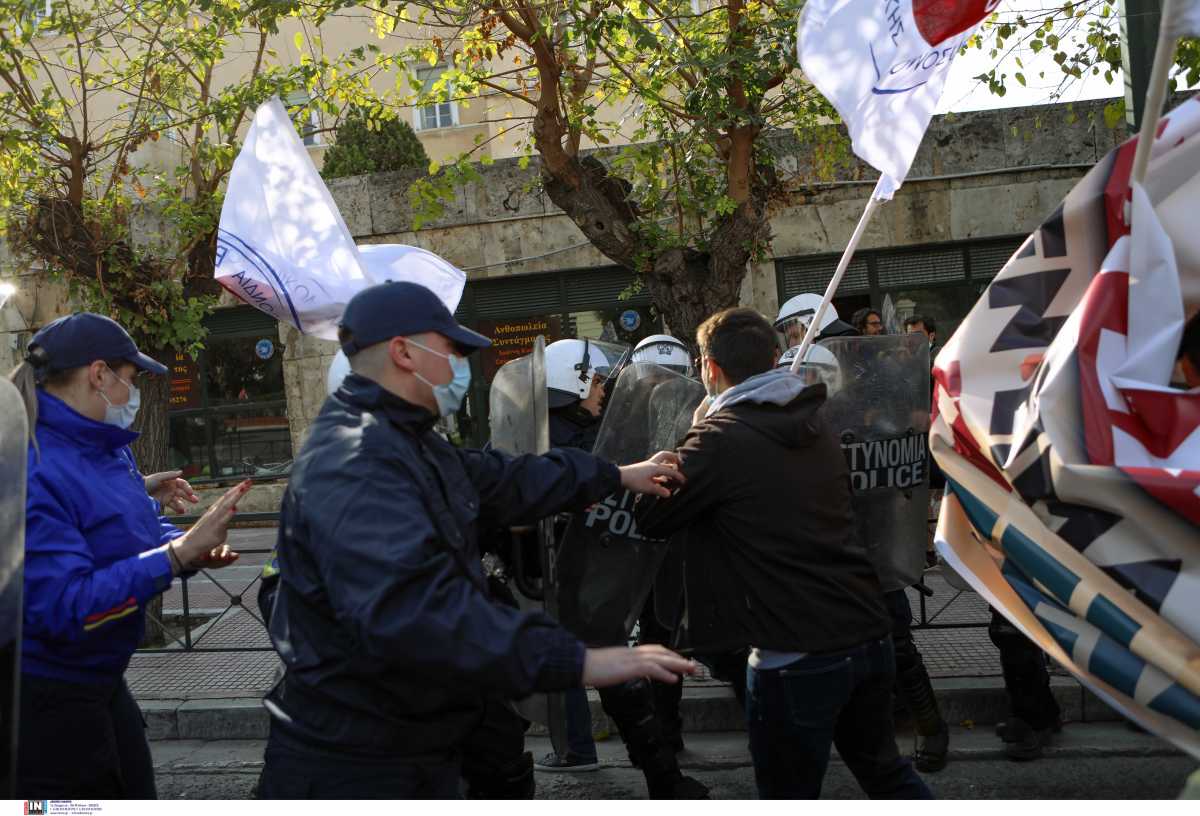 Απεργία στην εστίαση: Ένταση στα «Λουλουδάδικα» με καταστηματάρχες και ΜΑΤ