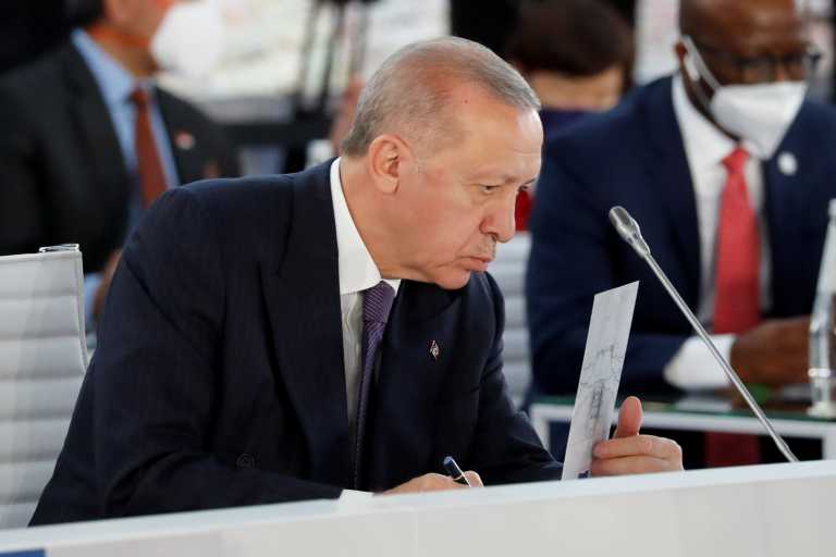 Τουρκία: Αύξηση του κατώτατου μισθού ανακοίνωσε ο Ερντογάν την ώρα που η λίρα καταρρέει