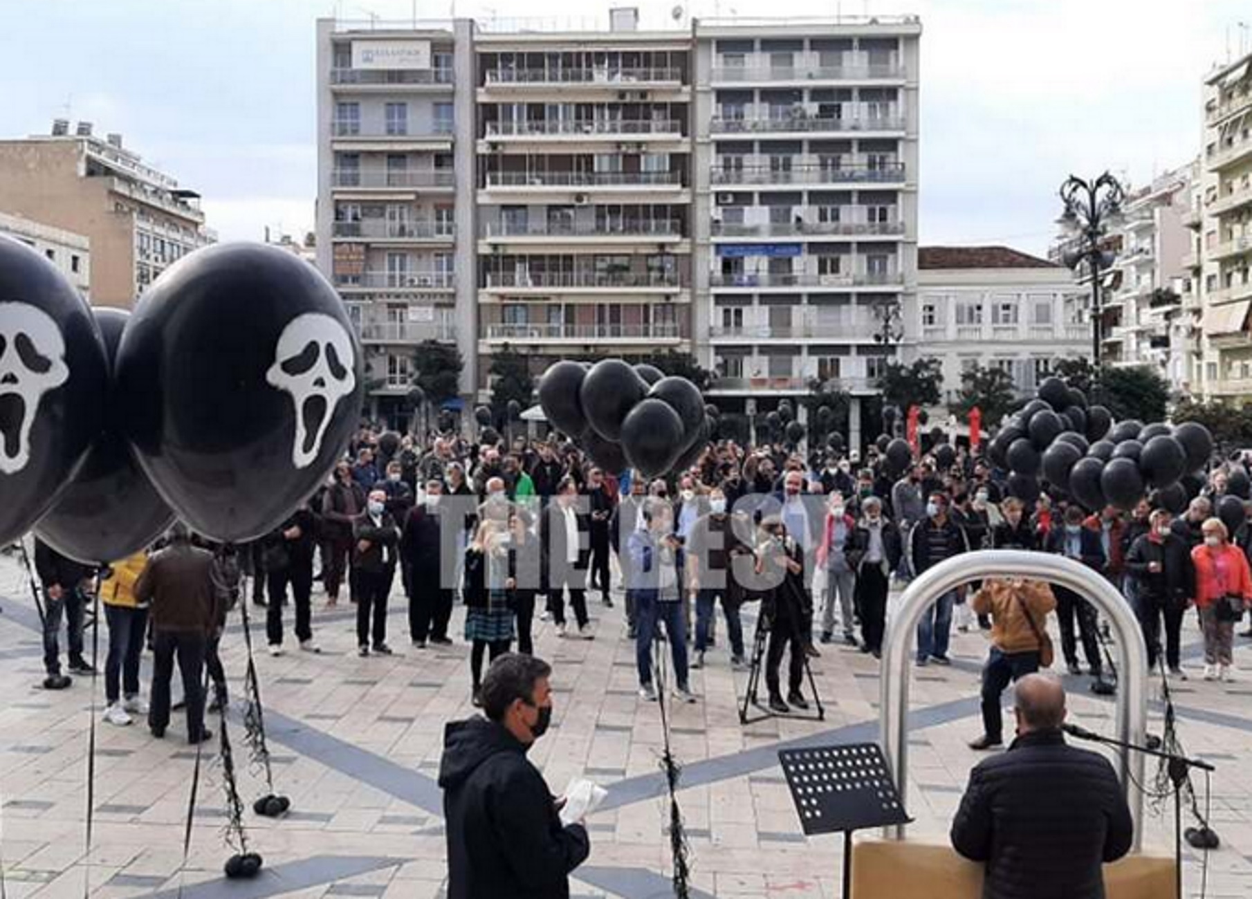 Πάτρα – Απεργία στην εστίαση: Μαύρα μπαλόνια με νεκροκεφαλές στη συγκέντρωση διαμαρτυρίας