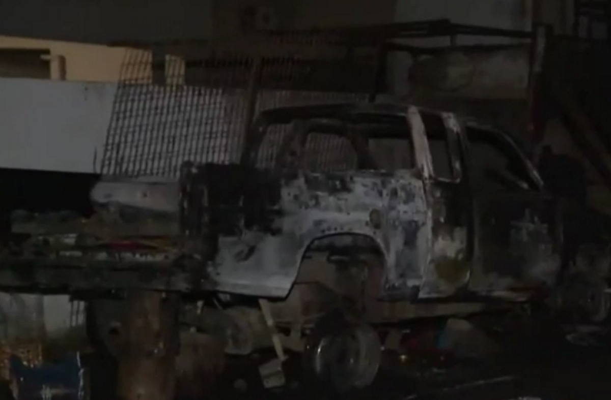 Μενίδι: Φωτιά σε πυλωτή πολυκατοικίας – «Στάχτη» έγιναν πέντε αυτοκίνητα
