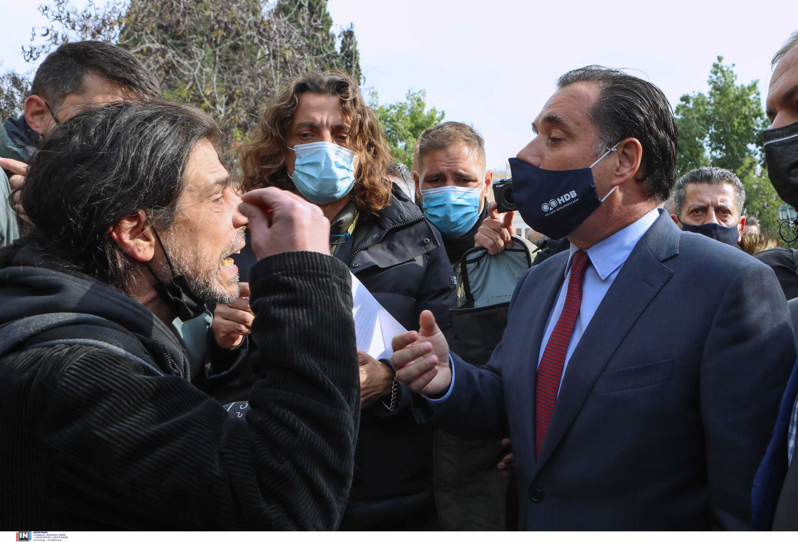 Απεργία στην εστίαση: Ο Άδωνις Γεωργιάδης κατέβηκε στο Σύνταγμα, τα άκουσε, συζήτησε κι έφυγε