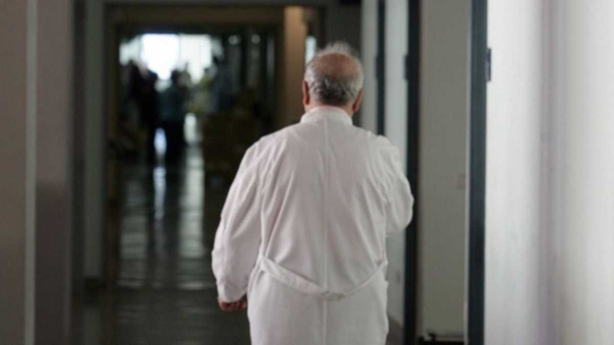 Κορονοϊός – Νοσοκομείο Μυτιλήνης: Αντιεμβολιαστής γιατρός επέστρεψε στα καθήκοντά του προσκομίζοντας πιστοποιητικό νόσησης