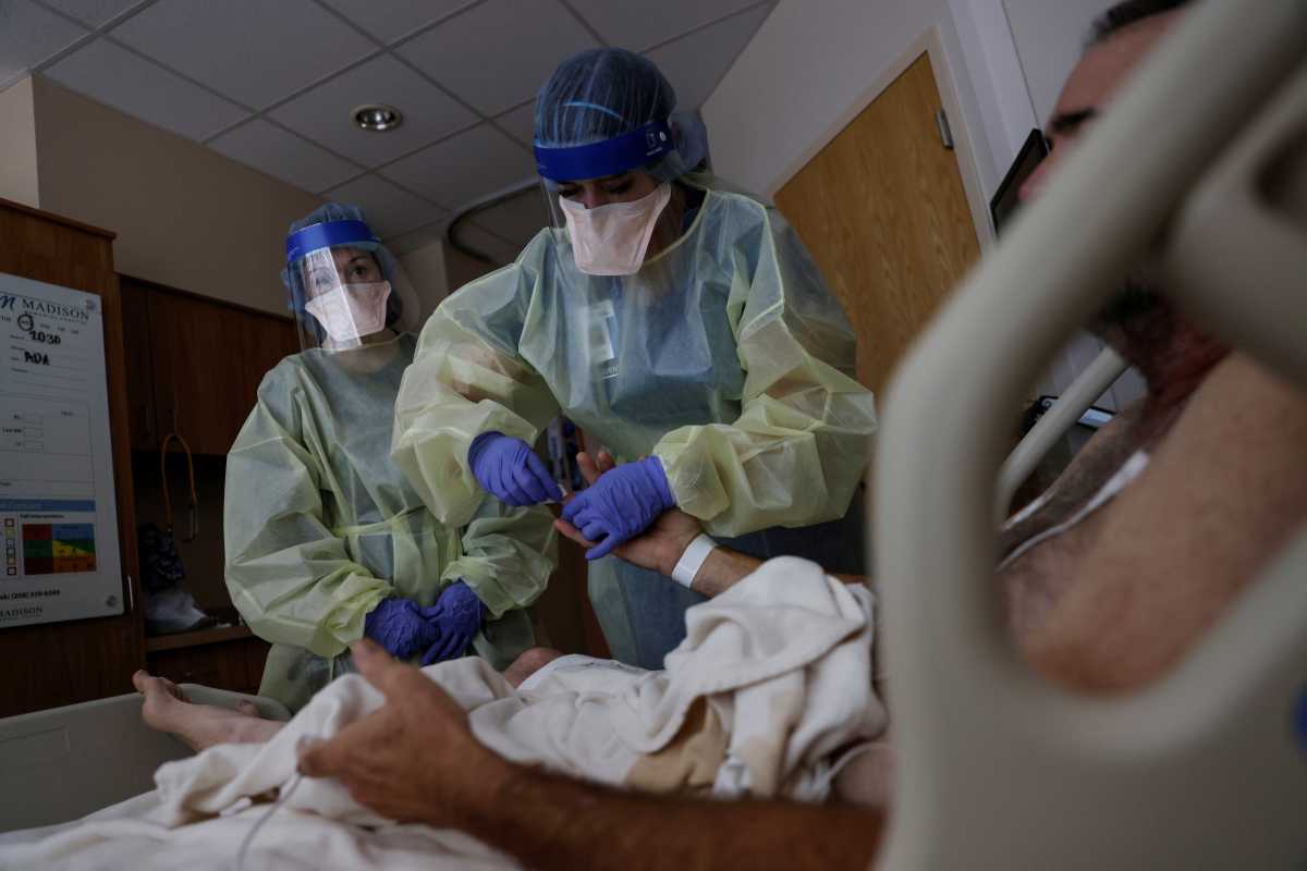 Κορονοϊός - ΗΠΑ: Ανεμβολίαστος παραμένει 1 στους 3 υγειονομικούς υπαλλήλους στα νοσοκομεία