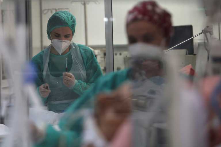 Επελαύνει ο κορονοϊός στην Βόρεια Ελλάδα: «Μάχη» για μια ΜΕΘ στα νοσοκομεία