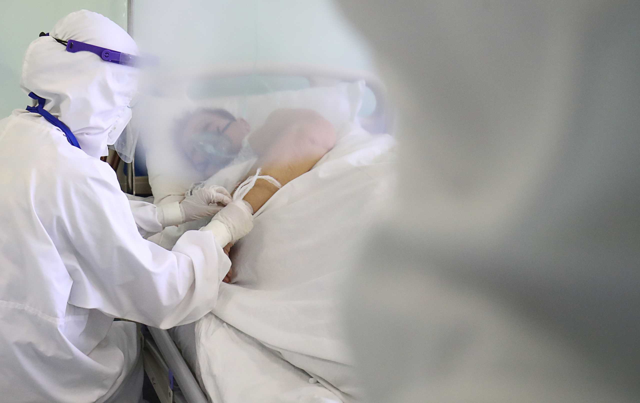 Ρωσία: Γιατροί καλούν διάσημους αντιεμβολιαστές να επισκεφθούν τα νοσοκομεία