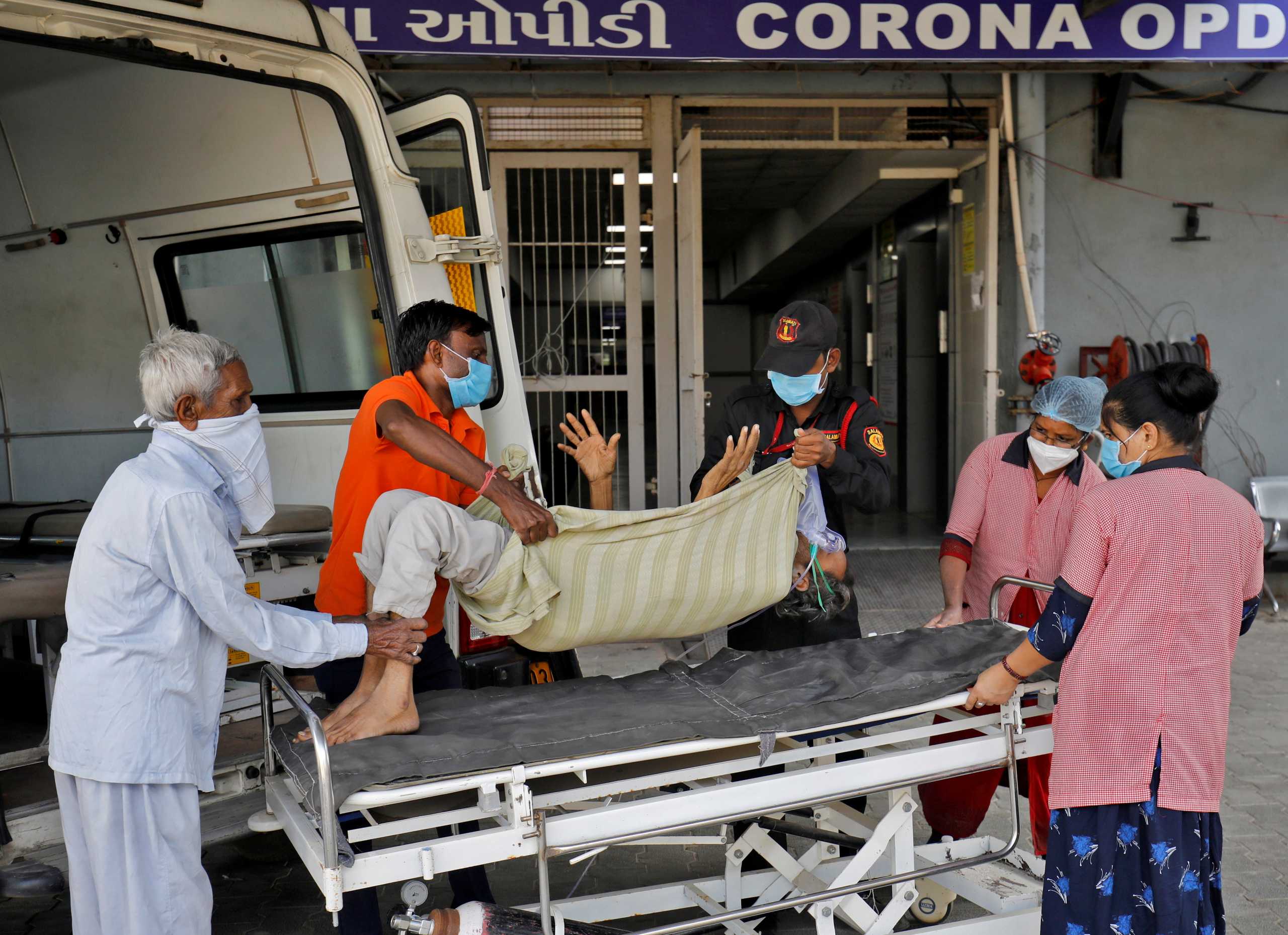 Jagdishbhai Himmatbhai Solanki, with a breathing problem, is wheeled inside a COVID-19 hospital for treatment during the ongoing coronavirus disease (COVID-19) outbreak in Ahmedabad, India, November 23, 2021. REUTERS