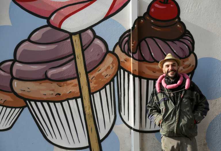Καλλιτέχνης μετατρέπει γκράφιτι με σβάστικες σε... μάφινς και πίτσες