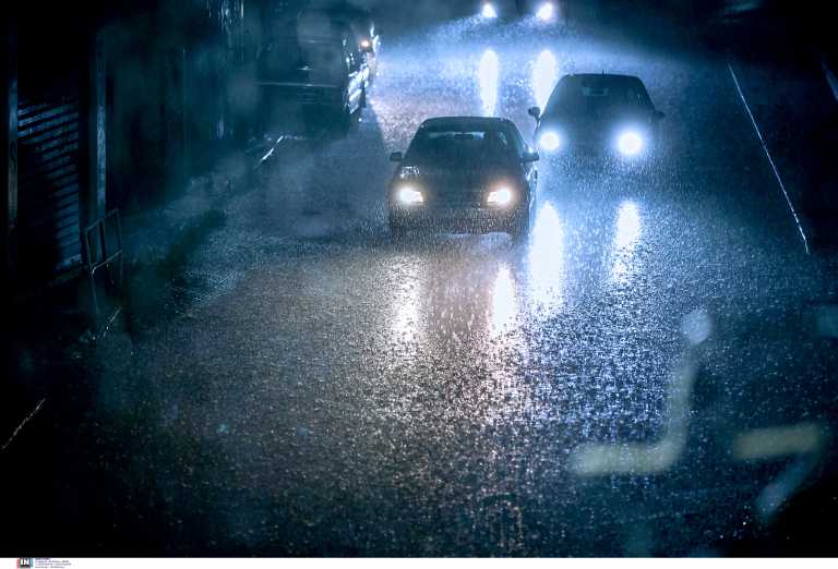 Προβλήματα από τη βροχή στην Αττική - Κλήσεις στην Πυροσβεστική για απεγκλωβισμούς - Που θα χτυπήσει η κακοκαιρία τις επόμενες ώρες