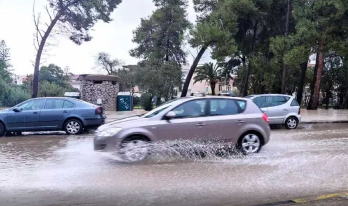 Καιρός – Ναύπλιο: Η μπόρα «έπνιξε» δρόμους και ξερίζωσε δέντρα