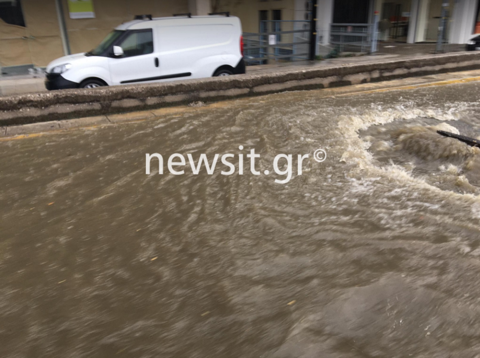 Καιρός στην Αττική: Συσσώρευση υδάτων σε στάση του τραμ