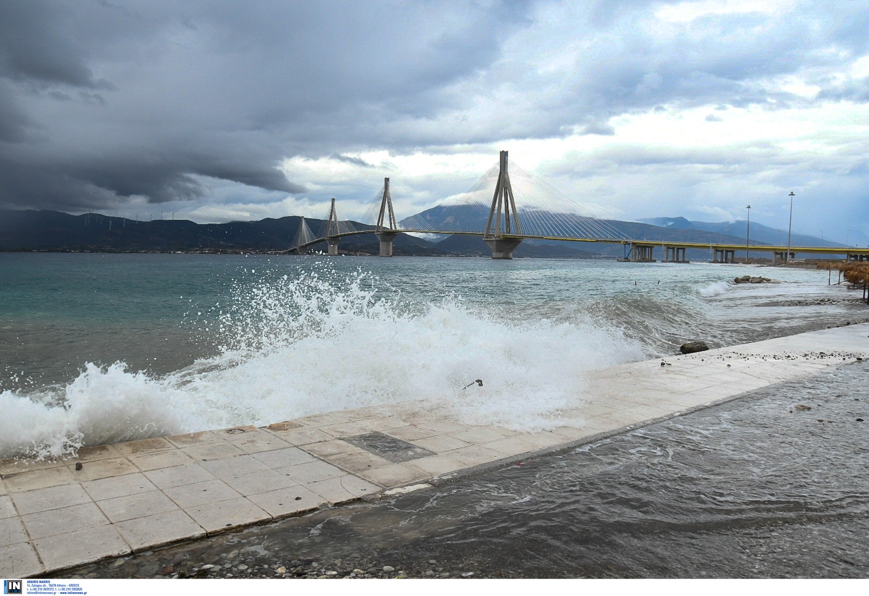 Καιρός – Πάτρα: Αγωνία για σπίτια και καταστήματα – Αντιπλημμυρική επιχείρηση της πυροσβεστικής