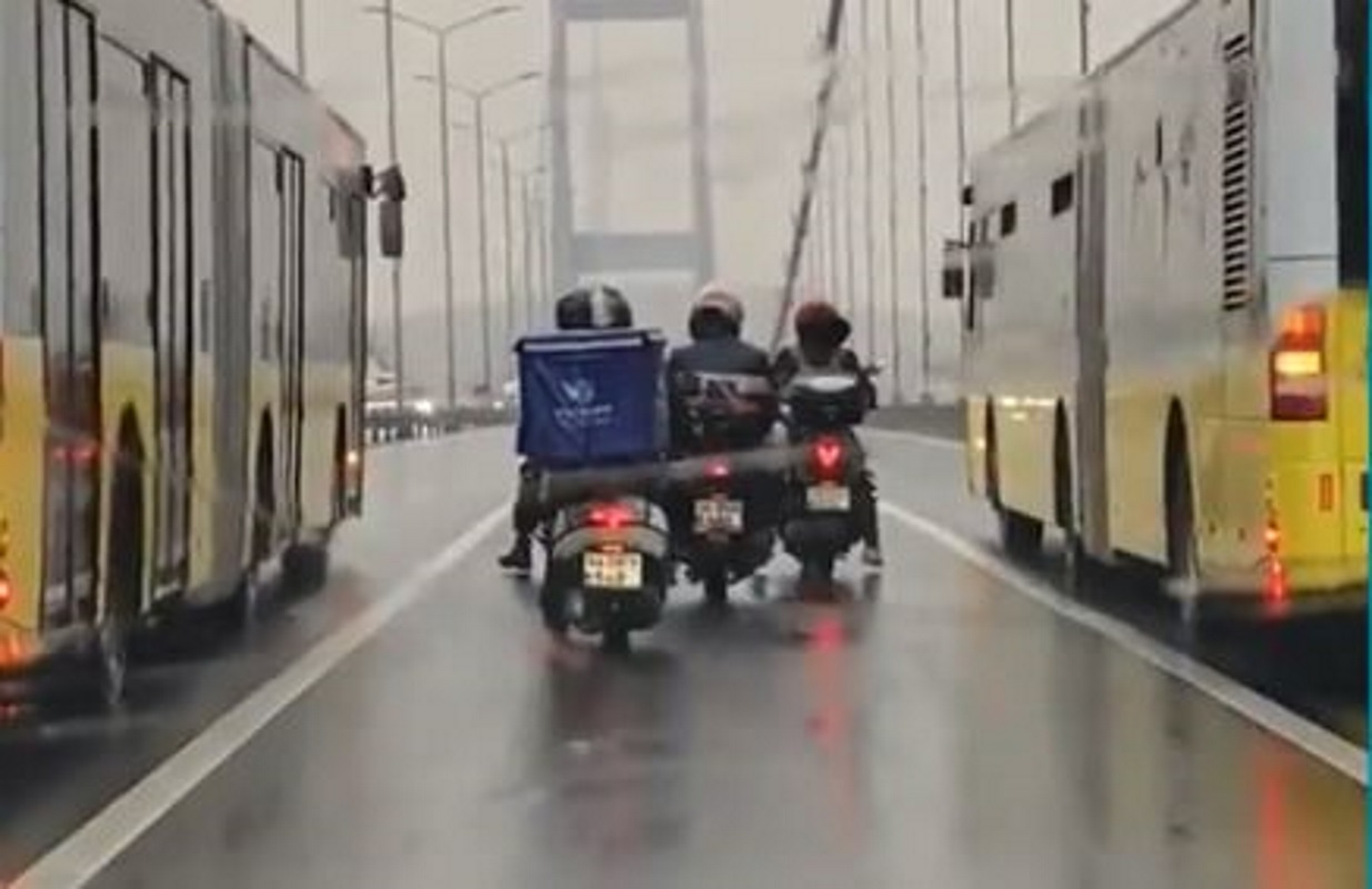 Κακοκαιρία στην Τουρκία: Η στιγμή που λεωφορεία σχηματίζουν «τείχος» σε γέφυρα για να προφυλάξουν μοτοσυκλετιστές
