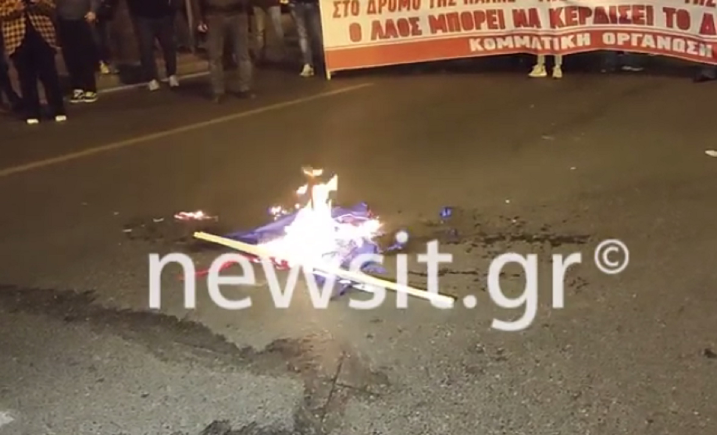 Πολυτεχνείο: Διαδηλωτές έκαψαν την σημαία των ΗΠΑ