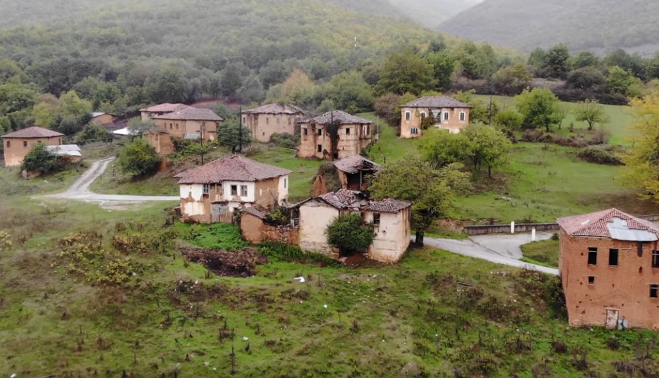 Καστοριά: Ταξίδι με drone στο χωριό που ερήμωσε στον εμφύλιο και έμεινε έτσι μέχρι σήμερα