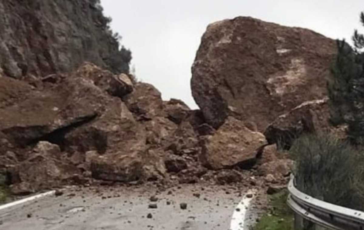 Αχαϊα: Κατολίσθηση σκέπασε την επαρχιακή οδό Ακράτας – Ζαρούχλας και έφερε αυτές τις εικόνες