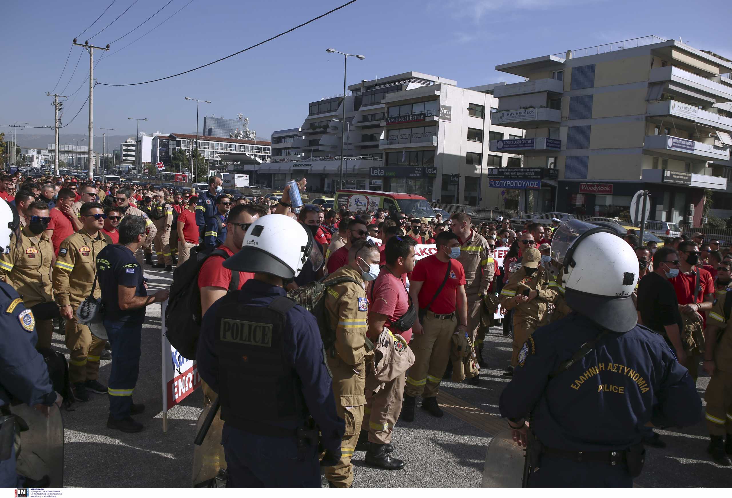 Κλειστή η κάθοδος της Κηφισίας από συγκέντρωση πυροσβεστών στη Γενική Γραμματεία Πολιτικής Προστασίας