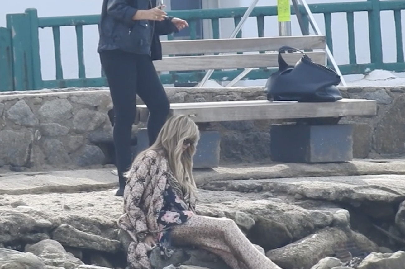 Μύκονος: Η Heidi Klum κυλιέται στα βράχια και ανεβάζει το θερμόμετρο – Οι πόζες της καλλονής