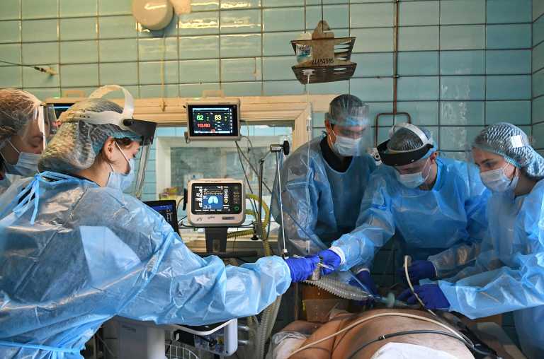 Κορονοϊός: 7317 νέα κρούσματα - 63 νεκροί και 556 διασωληνωμένοι