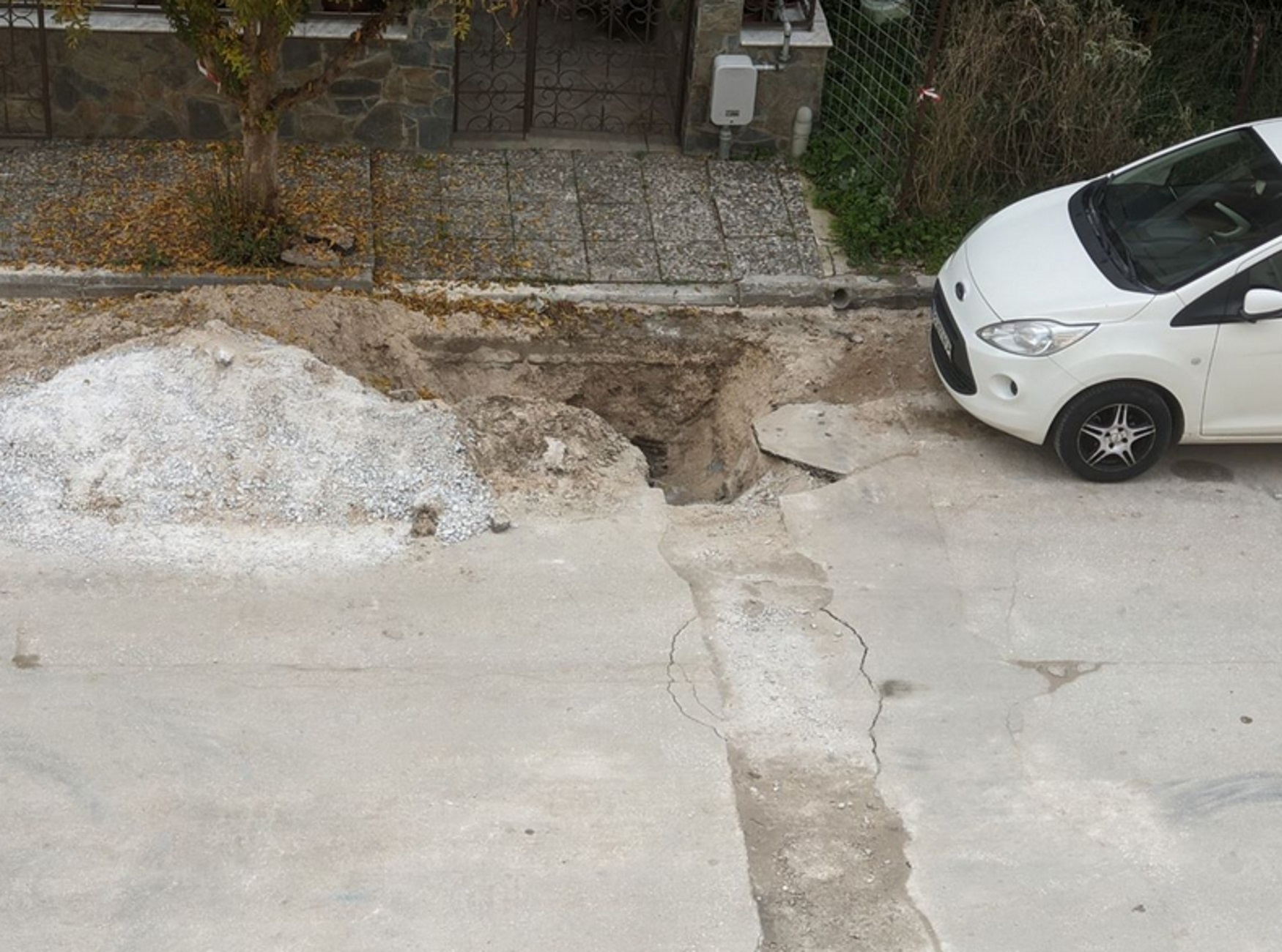 Λάρισα: Λακκούβα «σκοτώστρα» σε δρόμο μετά από έργα – Δείτε το ρεσιτάλ ανευθυνότητας