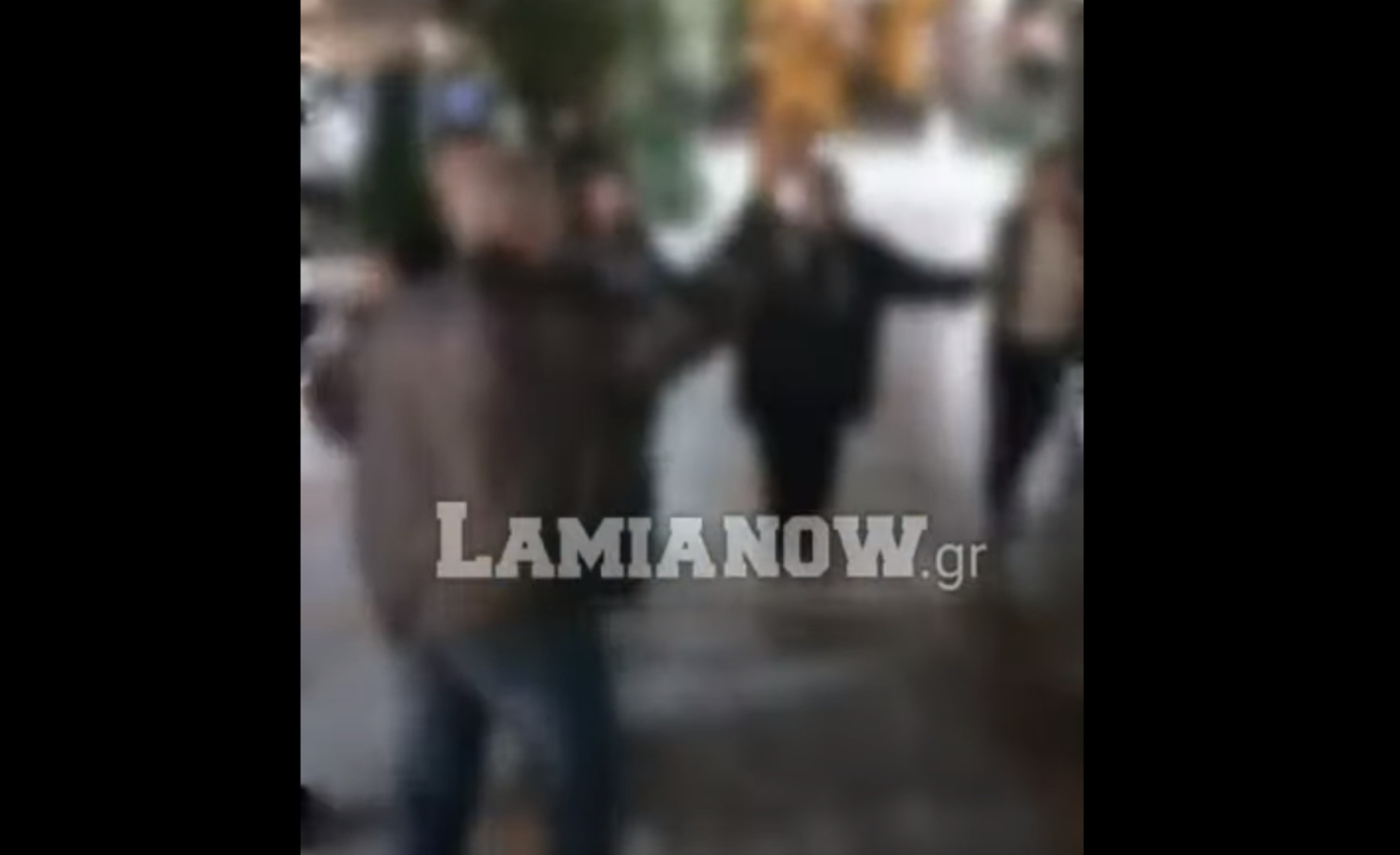 Λαμία: Αντιεμβολιαστές έστησαν γλέντι με χορό στην πλατεία Ελευθερίας