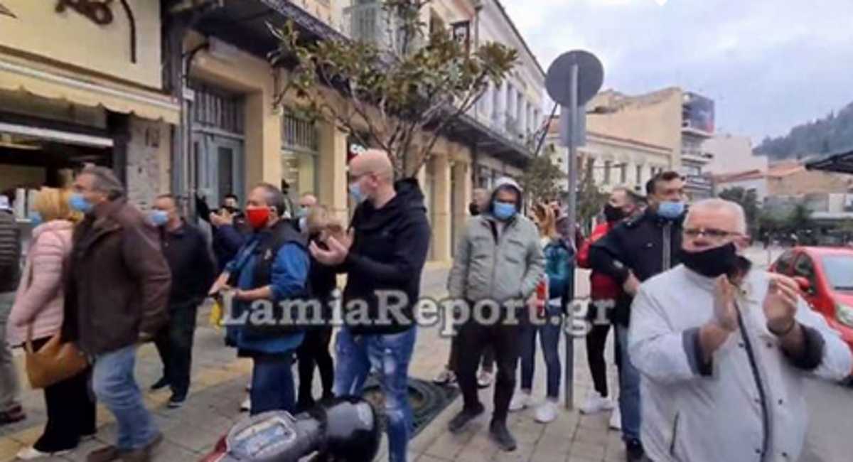 Λαμία – Απεργία στην εστίαση: Τα ειρωνικά χειροκροτήματα έξω από καφετέριες που άνοιξαν