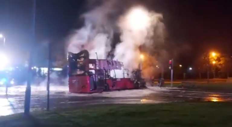 Βόρεια Ιρλανδία: Έκλεψαν λεωφορείο στο Μπέλφαστ και του έβαλαν φωτιά