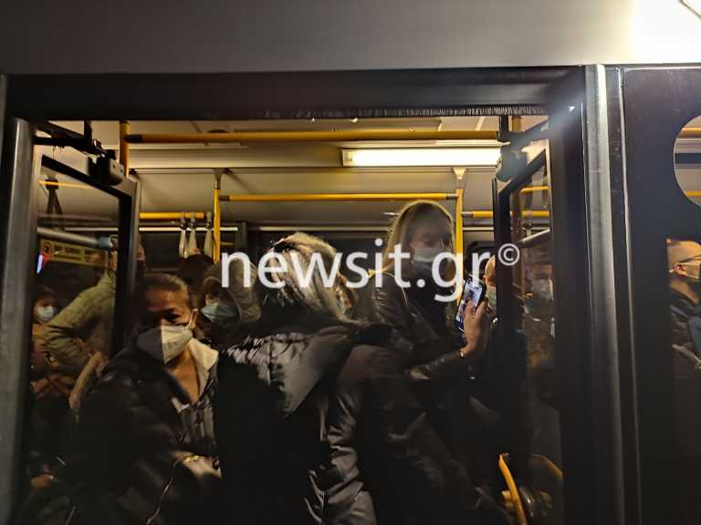 Εικόνες μεγάλου συνωστισμού σε λεωφορεία και τρόλεϊ – Επιβάτες κρέμονται σαν «τσαμπιά»