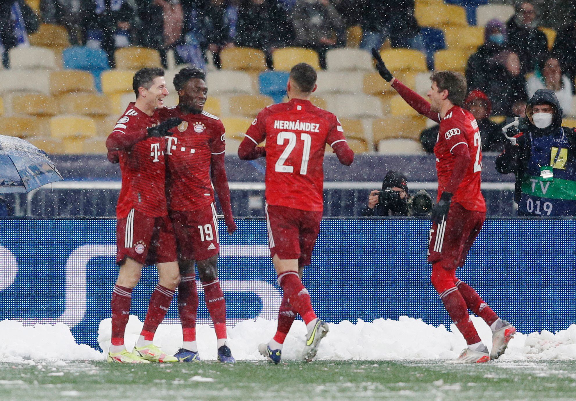 Soccer Football - Champions League - Group E - Dynamo Kyiv v Bayern Munich - NSC Olympiyskiy, Kyiv, Ukraine - November 23, 2021 Bayern Munich's Robert Lewandowski celebrates scoring their first goal with teammates REUTERS