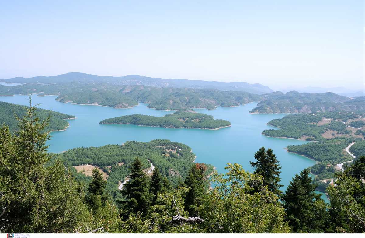 Ταξίδι στην ελληνική λίμνη που κυκλώνεται από 18 χωριά