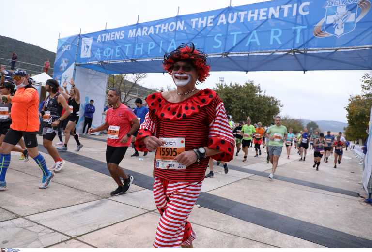 Μαραθώνιος 2021: Ο ακούραστος παππούς που εμψυχώνει, ο κλόουν και οι σκηνές που συγκινούν