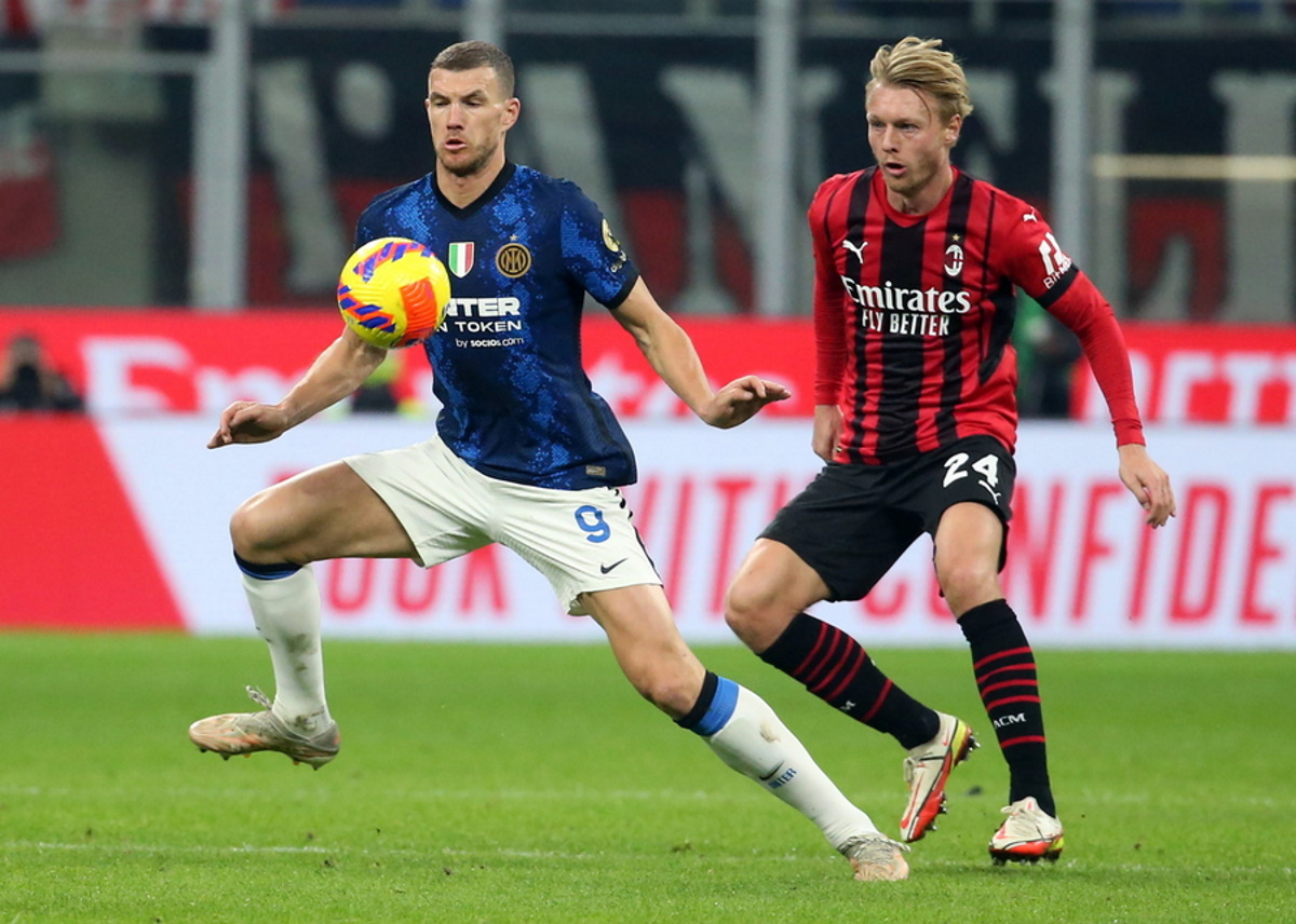 epa09570551 Inter Milanâ€™s Edin Dzeko (L) and Milanâ€™s Simon Kjaer in action during the Italian Serie A soccer match between AC Milan and FC Inter at Giuseppe Meazza stadium in Milan, Italy, 07 November 2021.  EPA