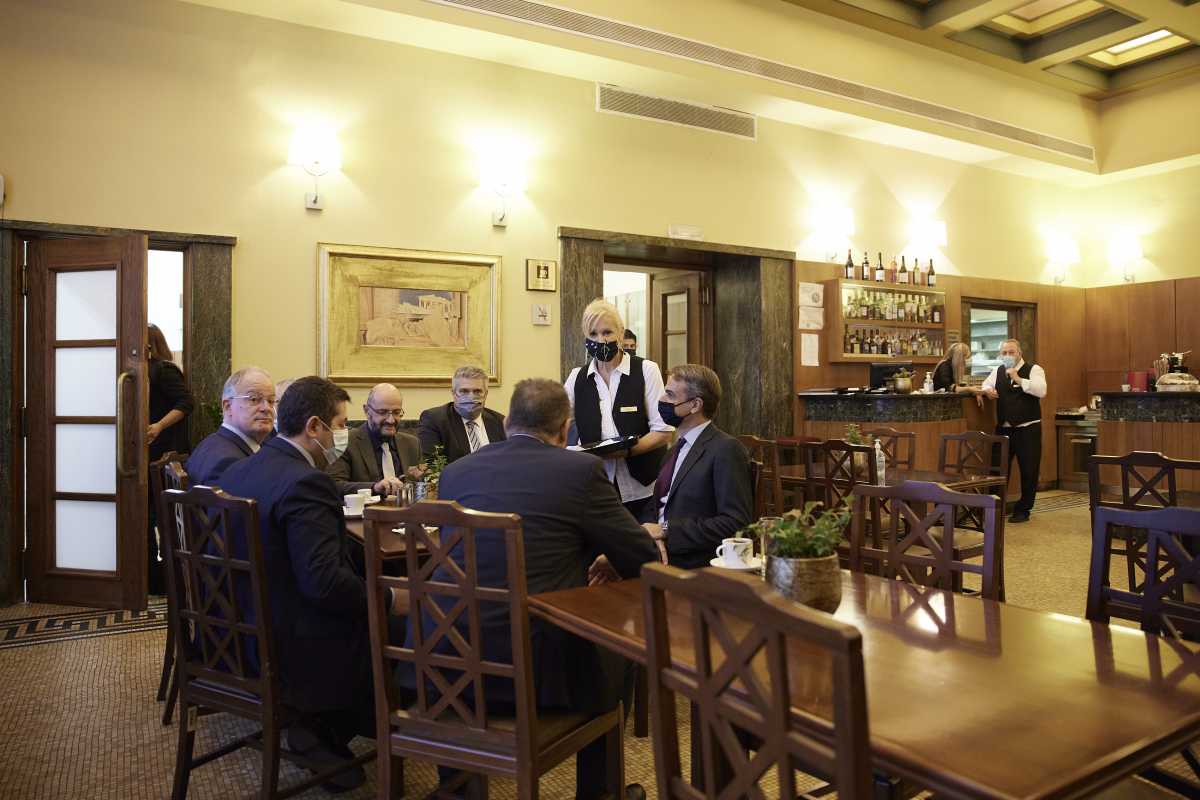 Μητσοτάκης: Καφεδάκι με βουλευτές στην Βουλή και κουβέντα με εργαζόμενους