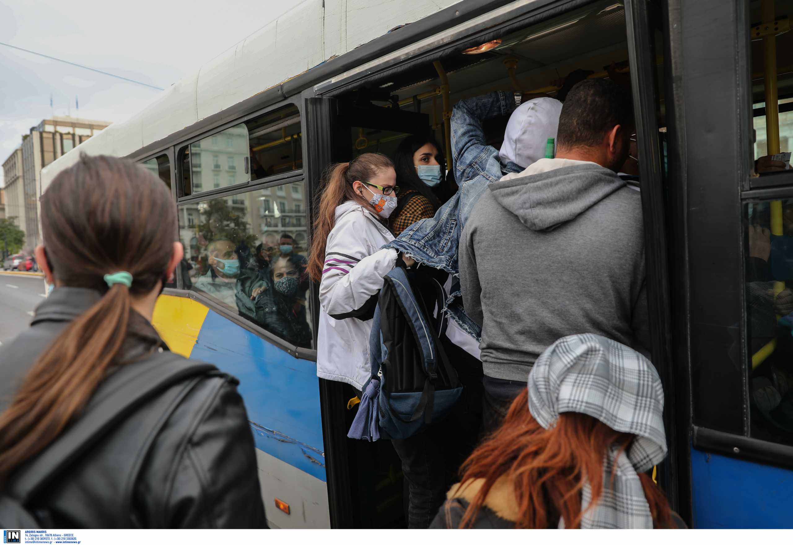 Κορονοϊός: Η χρήση μάσκας μειώνει δραστικά τη μετάδοση στα μέσα μεταφοράς
