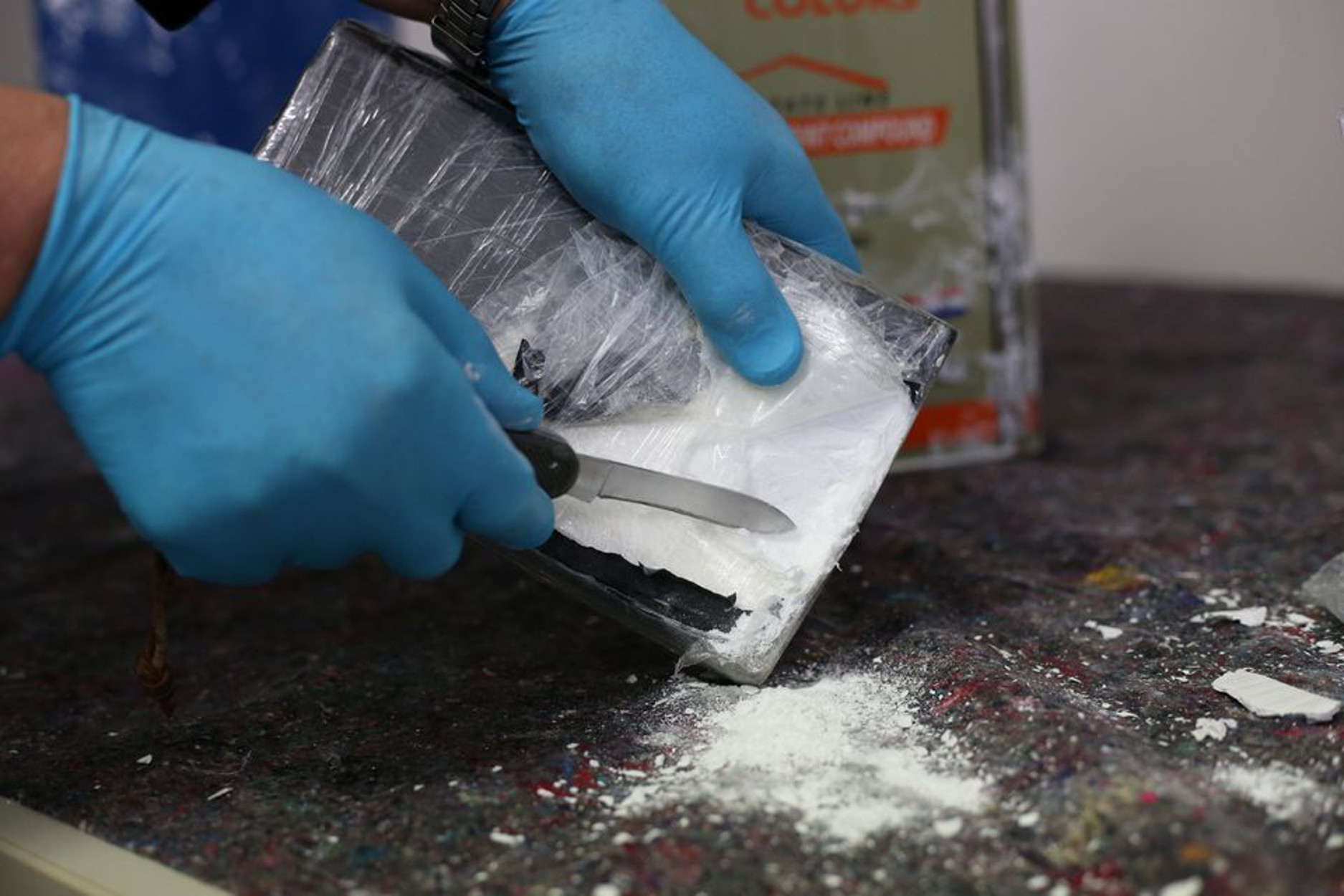 Κάτω Αχαΐα: Έκρυβαν στο σπίτι τους μεγάλες ποσότητες κοκαΐνης και χασίς