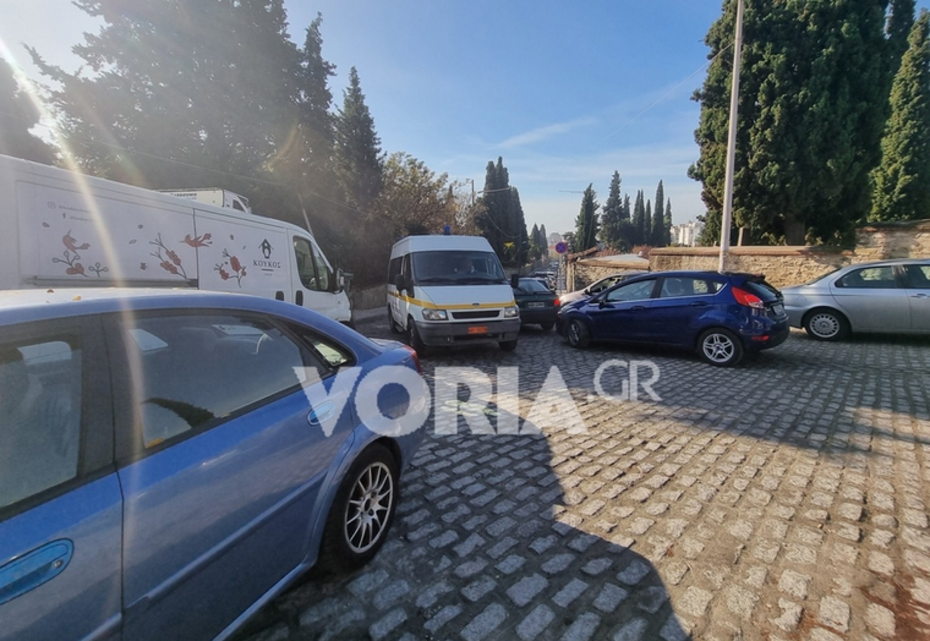 Θεσσαλονίκη: Ρεσιτάλ ασυνειδησίας από οδηγούς που παρκάρουν και μπλοκάρουν την είσοδο νοσοκομείου