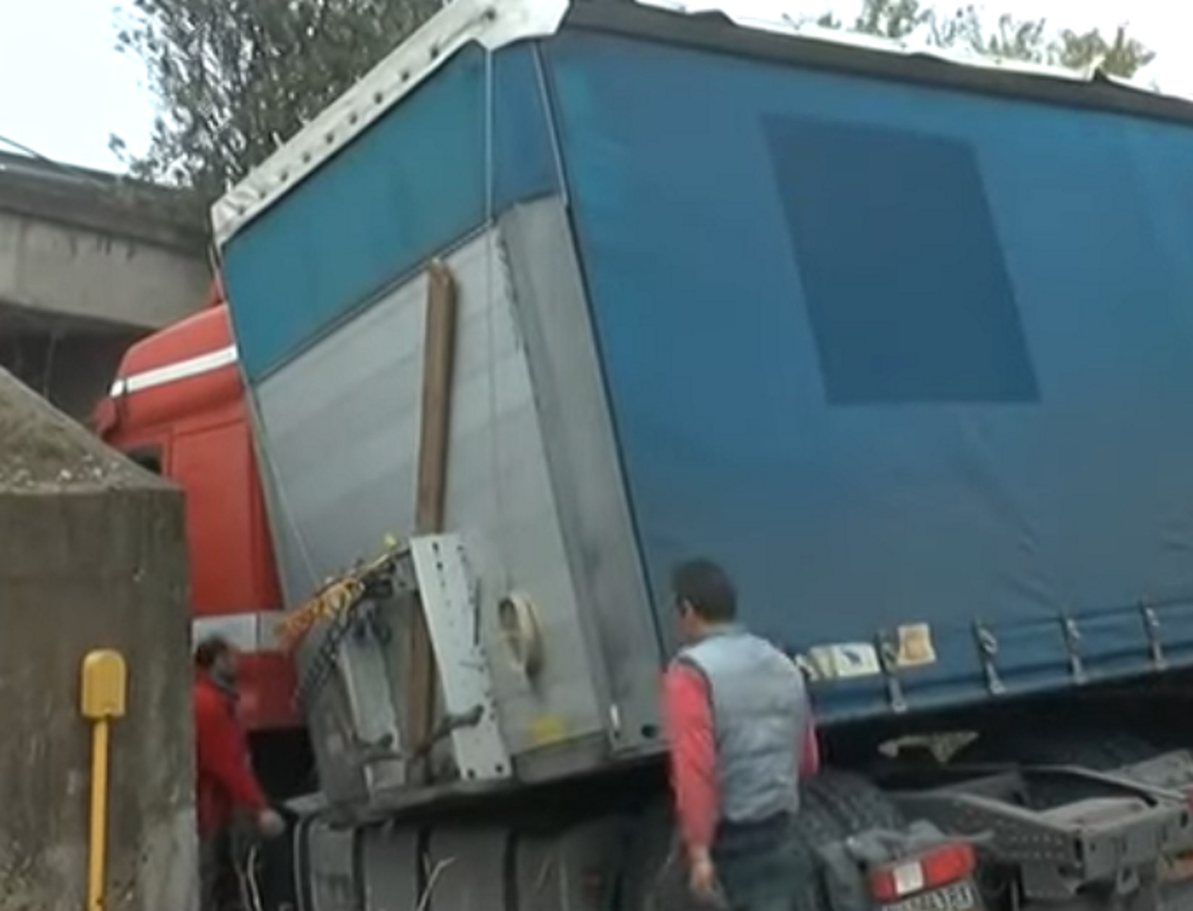 Σέρρες: Ο οδηγός της νταλίκας δεν πρόσεξε το ύψος της γέφυρας και δείτε τι συνέβη στο σημείο