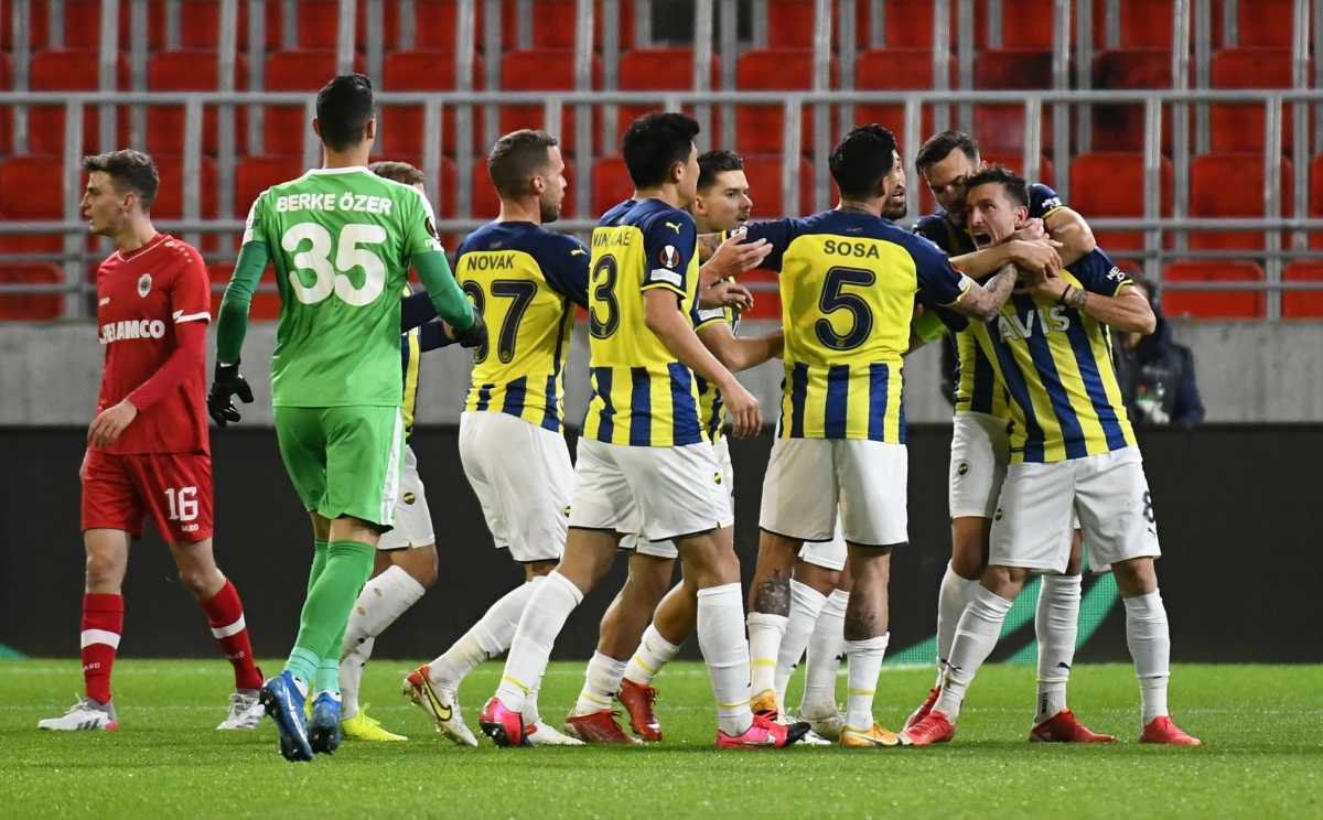 Soccer Football - Europa League - Group D - Royal Antwerp v Fenerbahce - Bosuilstadion, Antwerp, Belgium - November 4, 2021 Fenerbahce's Mert Yandas celebrates scoring their first goal with teammates REUTERS