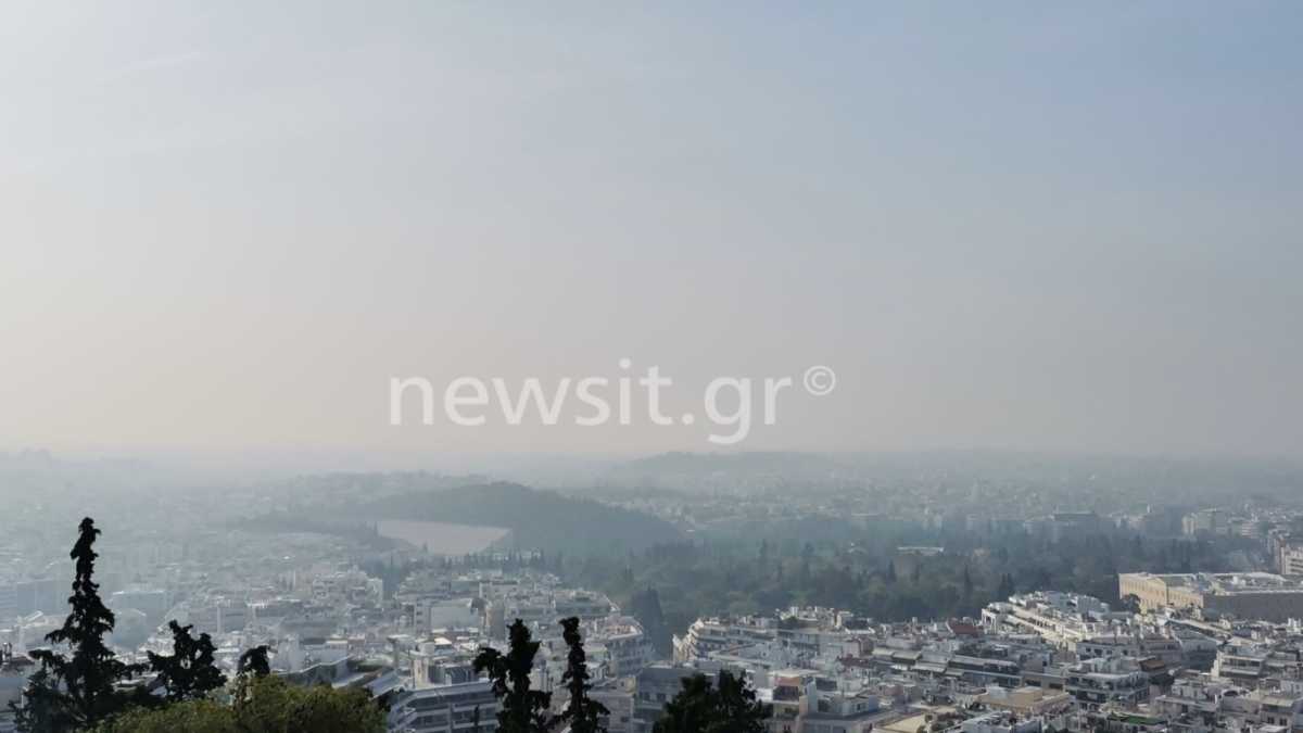 Πέπλο ομίχλης στην Αθήνα – Μοναδικές εικόνες