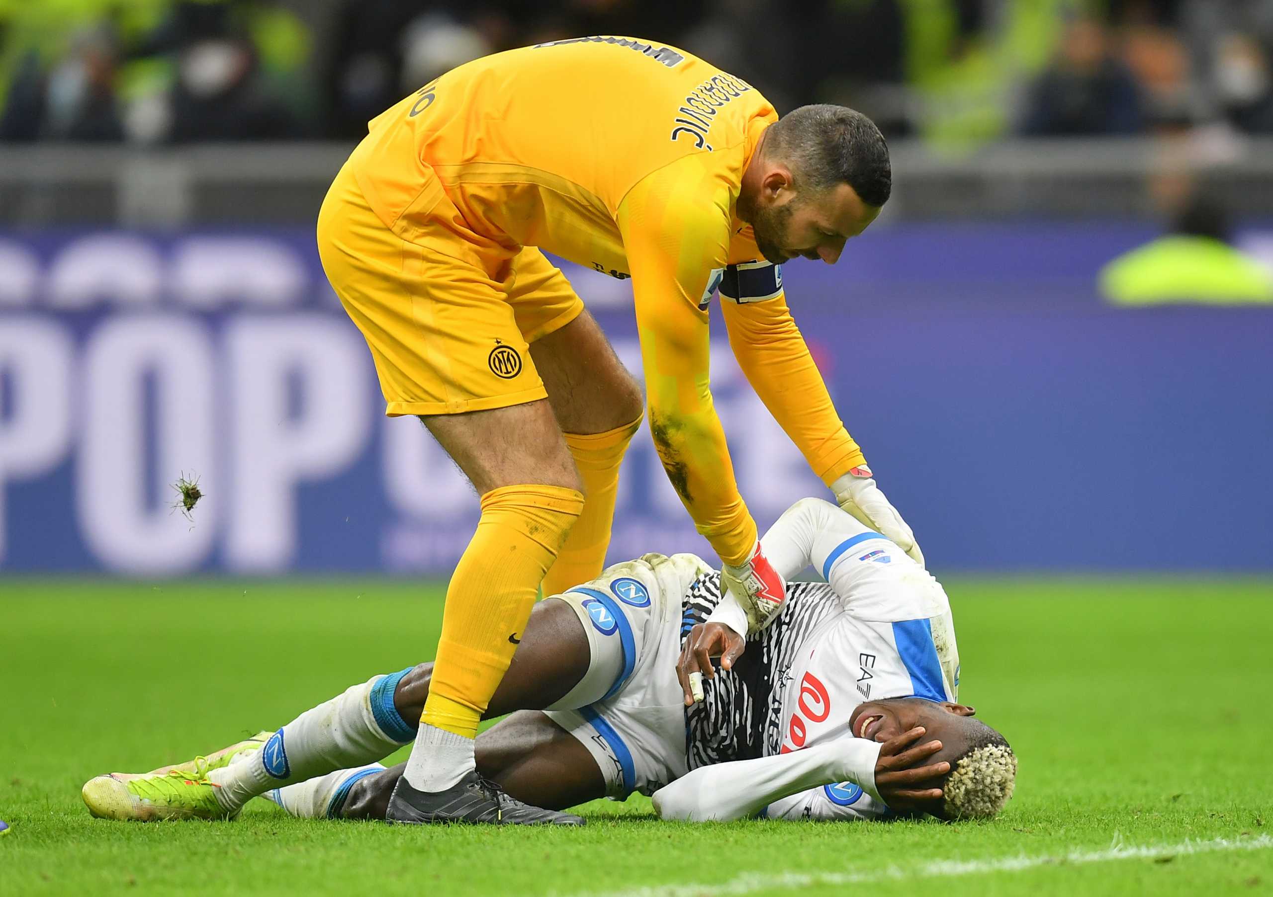 Soccer Football - Serie A - Inter Milan v Napoli - San Siro, Milan, Italy - November 21, 2021 Inter Milan's Samir Handanovic helps Napoli's Victor Osimhenafter receiving an injury REUTERS