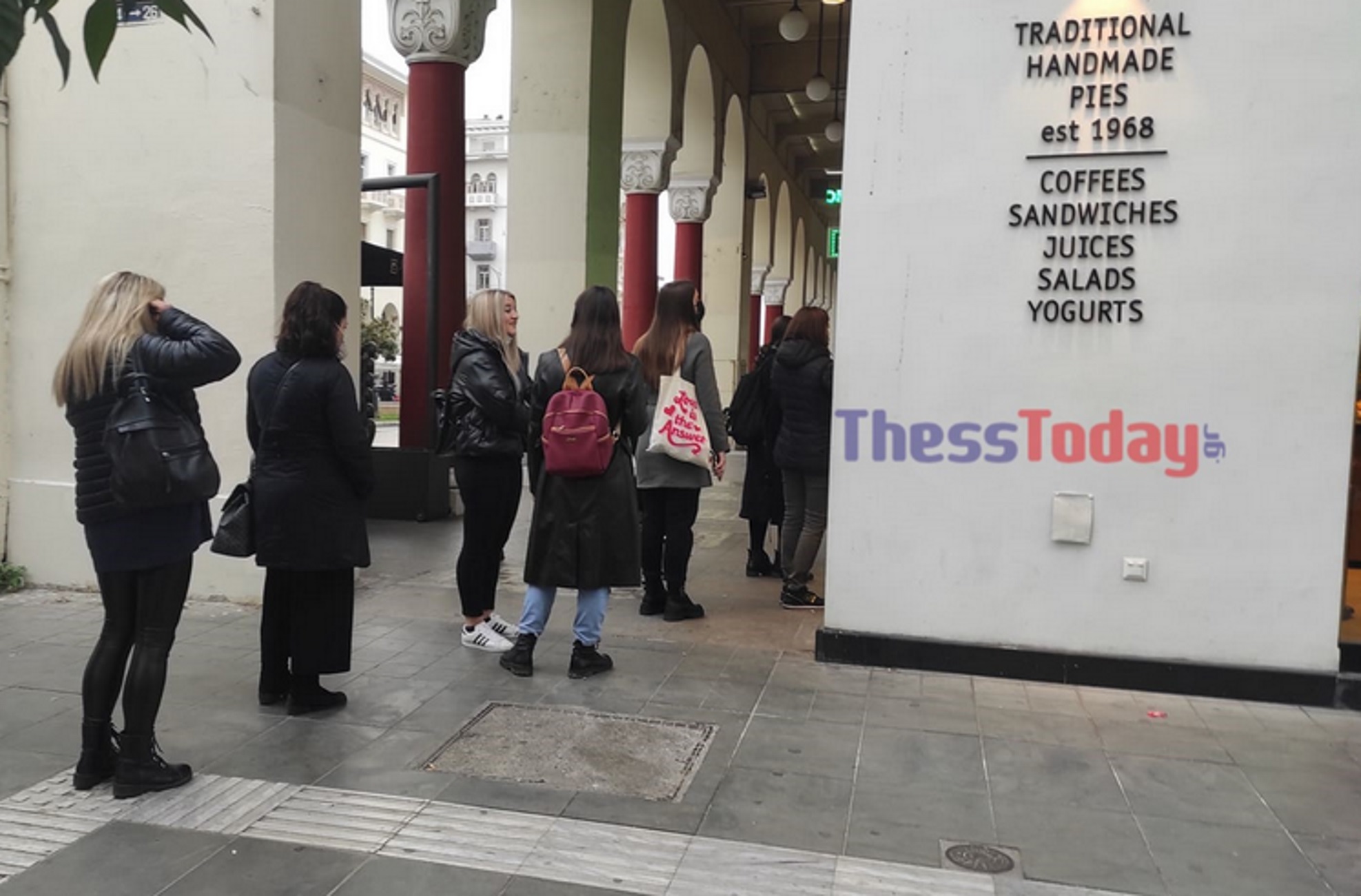 Απεργία στην εστίαση: Ουρές για ένα καφέ στο χέρι – Δείτε τις εικόνες από τη Θεσσαλονίκη