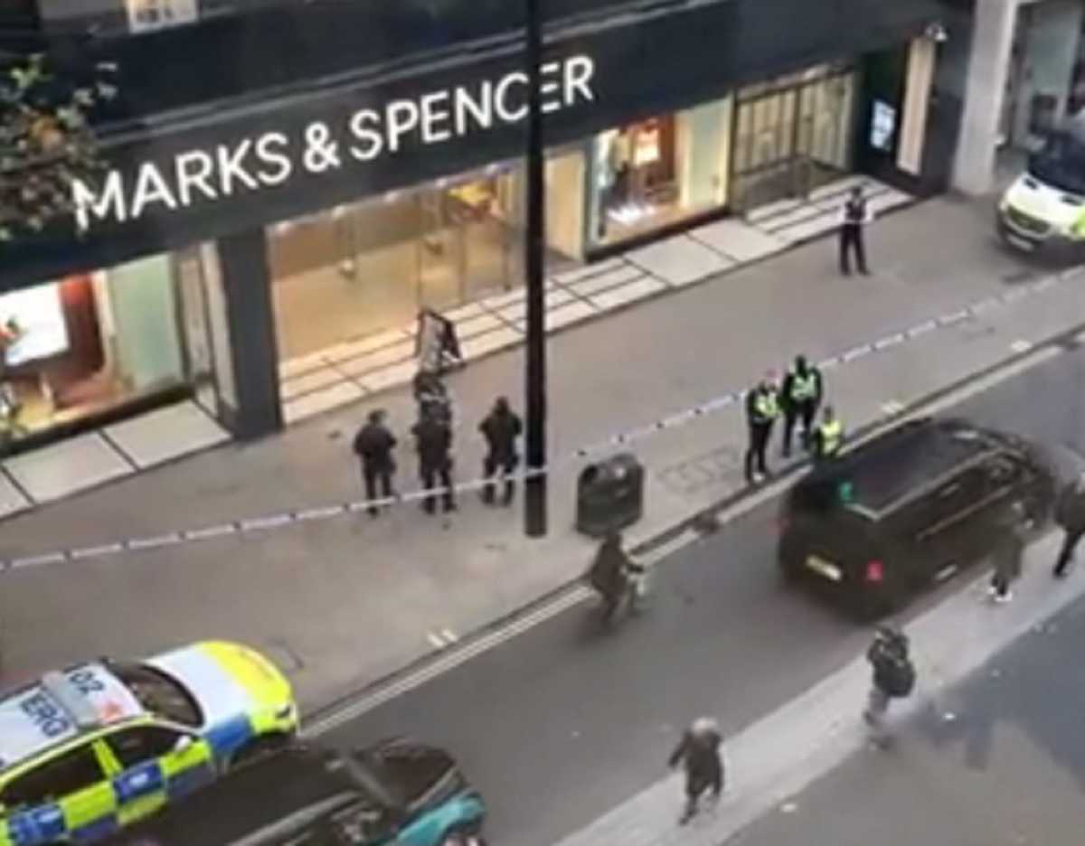 Συναγερμός στο Λονδίνο: Άνδρας με μαχαίρι στην Oxford Street – Εκκενώθηκε κατάστημα