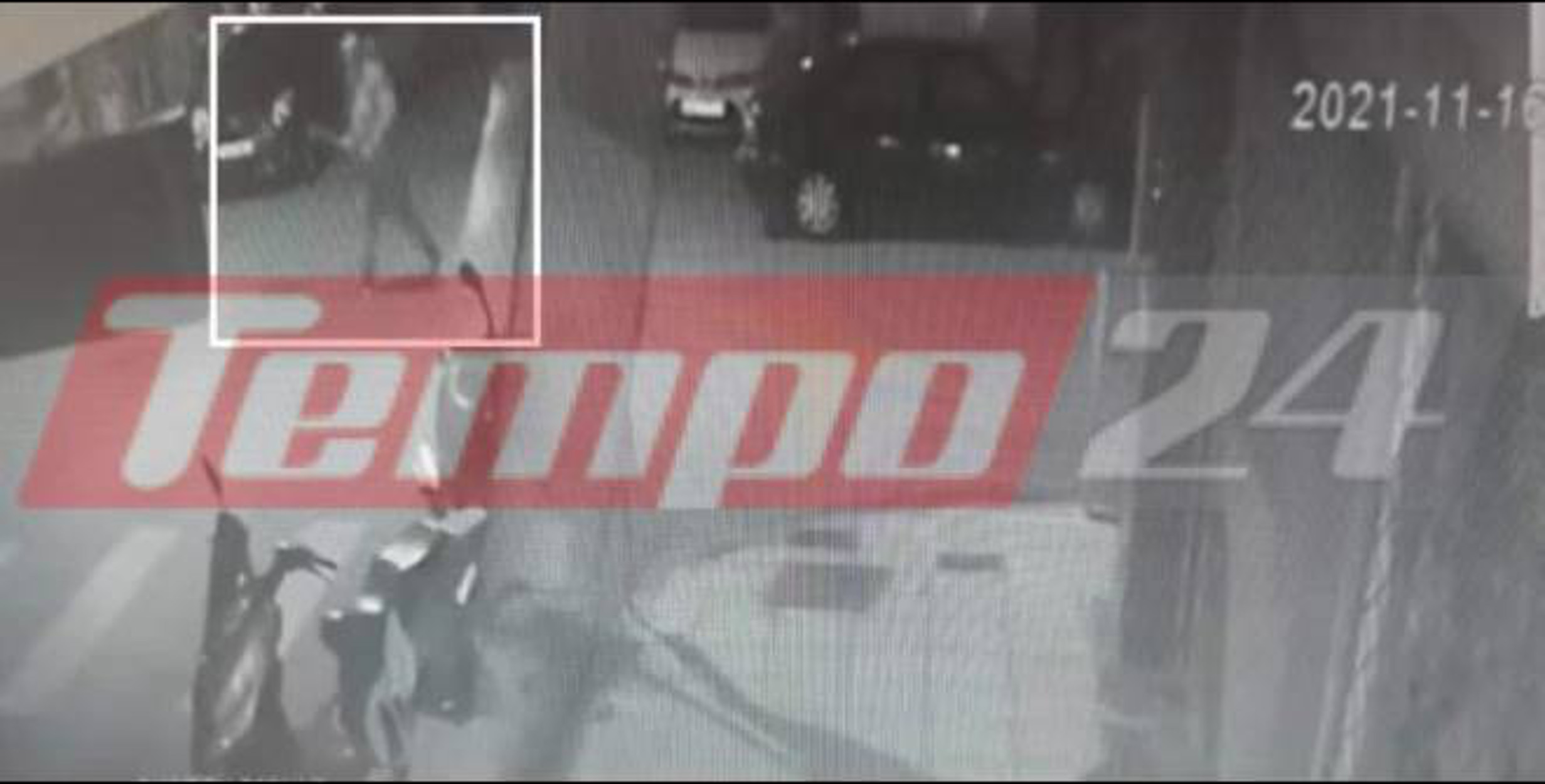 Πάτρα: 30χρονος σπάει αυτοκίνητα και εκφοβίζει περαστικούς και καταστηματάρχες – Βίντεο ντοκουμέντο